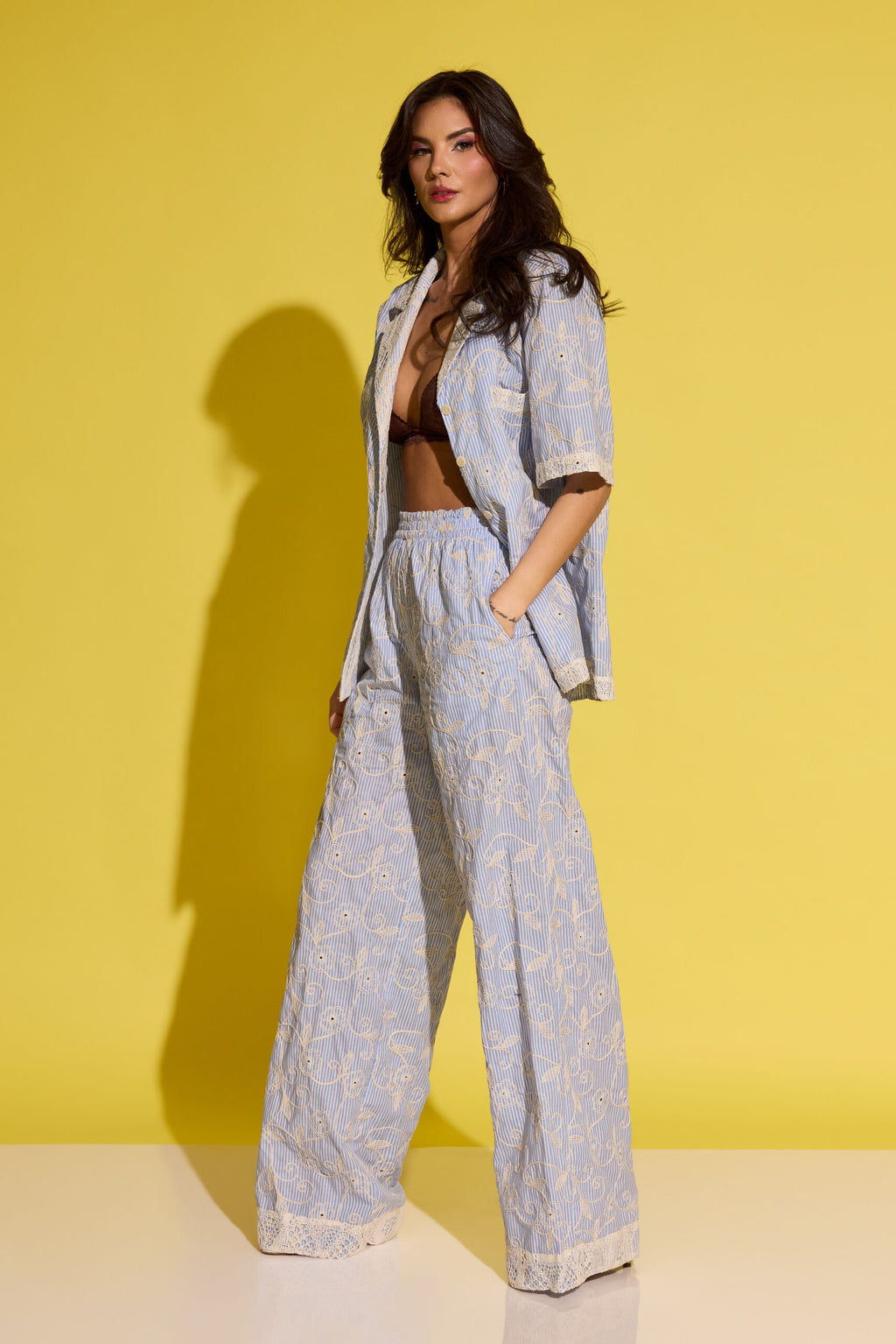 Compleu Soft Bloom cu pantaloni și cămașă – detaliu 2