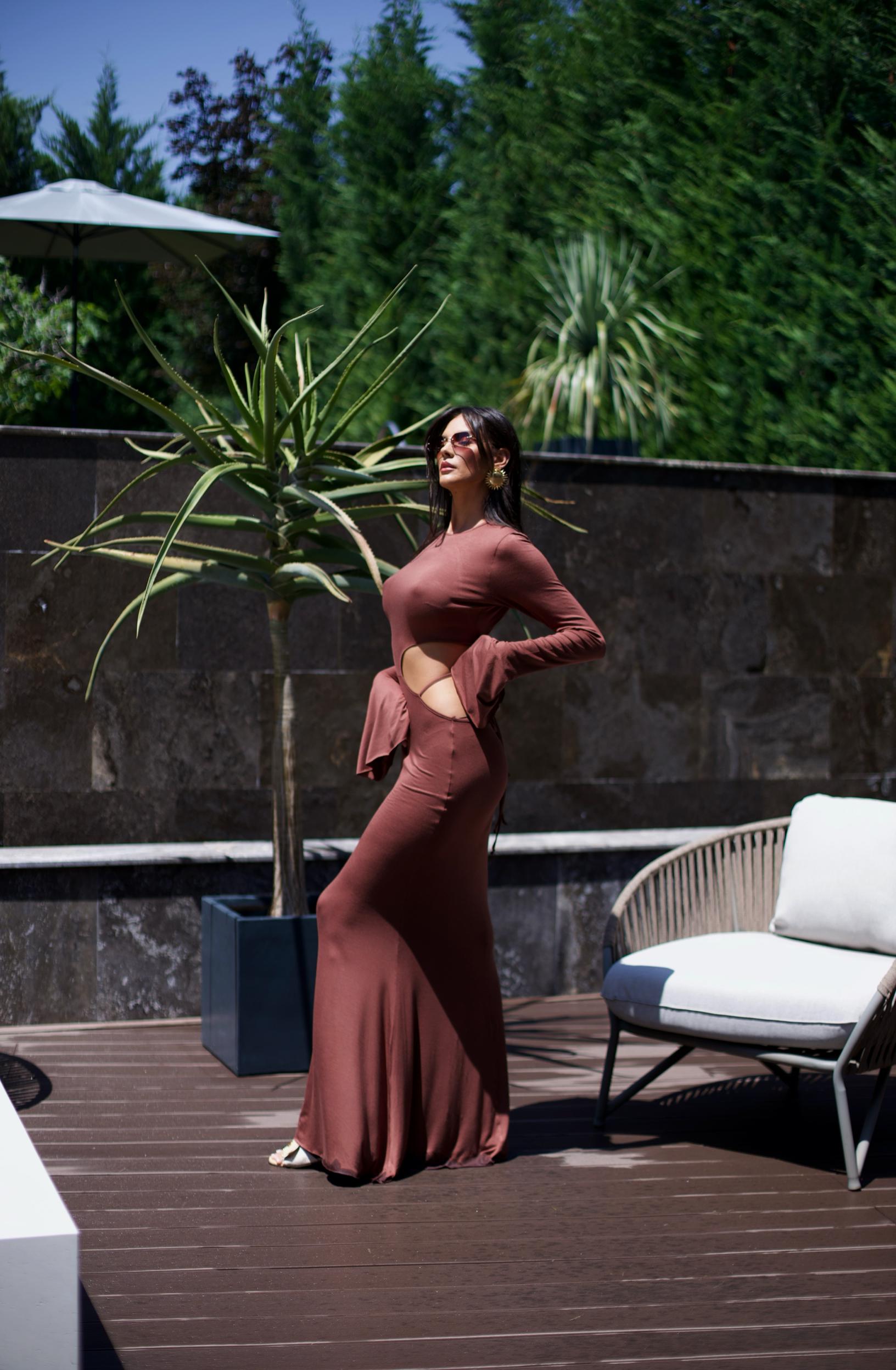 Rochie maro Leya cu decupaje – detaliu 2
